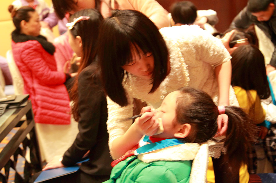 学员为小演员化妆