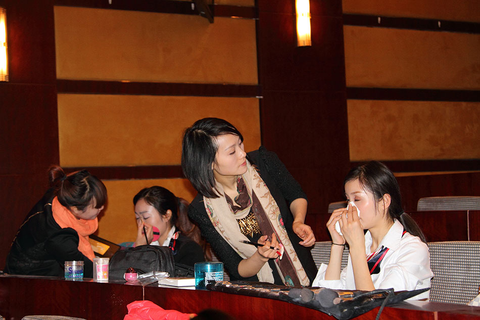 成老师为演员化妆