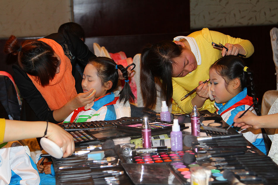 同学们在没有化妆境的情况下化妆